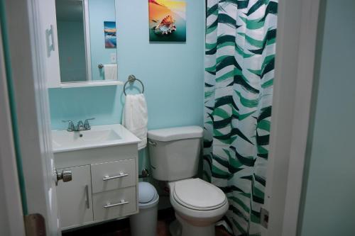 a bathroom with a toilet and a sink at MAVS COMBATE BEACH CLUB in Cabo Rojo