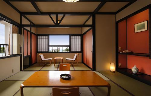 een woonkamer met een tafel en stoelen bij Zao Onsen Omiya Ryokan in Zao Onsen