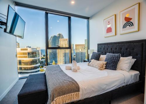 En eller flere senge i et værelse på 2 Bedroom Luxurious Family Apartment next to Pacific Fair - Broadbeach Gold Coast GC22