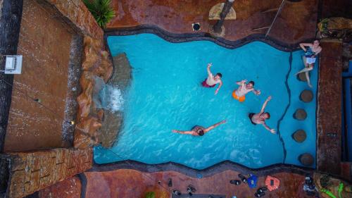 Eine Torte von Menschen, die in einem Pool schwimmen in der Unterkunft Arenal Poshpacker in Fortuna