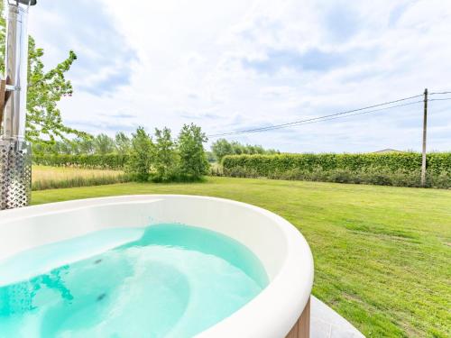 a large bath tub in a yard with a field at Landgoed Meersen in Maldegem
