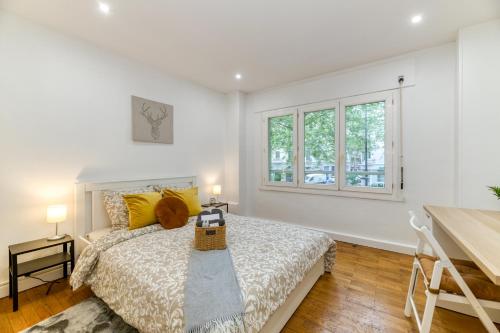 une chambre blanche avec un lit et une fenêtre dans l'établissement Le Prestige•Gare•Cours Jean Jaurès•Confort•Netflix, à Grenoble