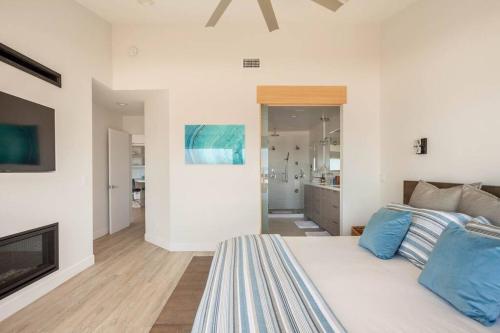 sala de estar con cama y chimenea en New Luxury Ocean View Penthouse - Del Mar, en Solana Beach