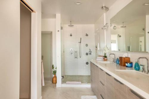 y baño con lavabo grande y ducha. en New Luxury Ocean View Penthouse - Del Mar, en Solana Beach