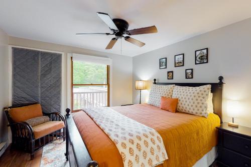 une chambre avec un lit et un ventilateur de plafond dans l'établissement The Bee Branch 23, à Sugar Mountain