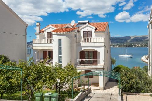 Apartments by the sea Okrug Gornji, Ciovo - 9693