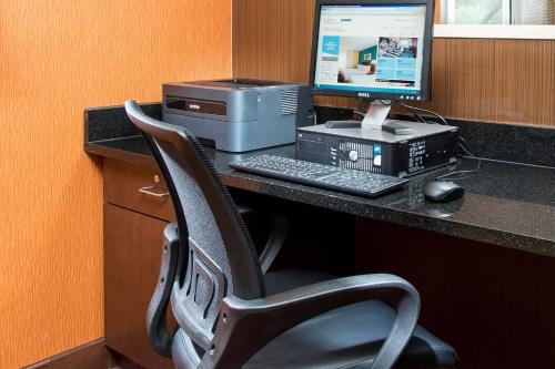 TV o dispositivi per l'intrattenimento presso Fairfield Inn & Suites by Marriott Quincy