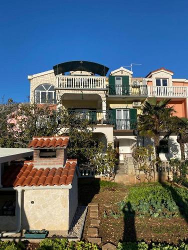 Apartments with parking space Grebastica, Sibenik - 4252