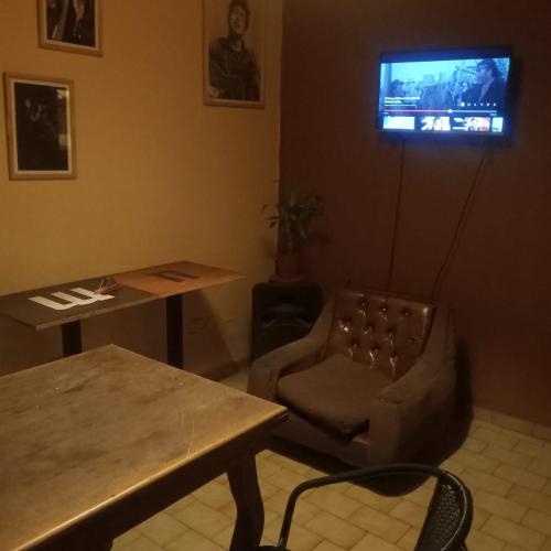sala de estar con mesa, silla y TV en Chelsea lado b en Córdoba