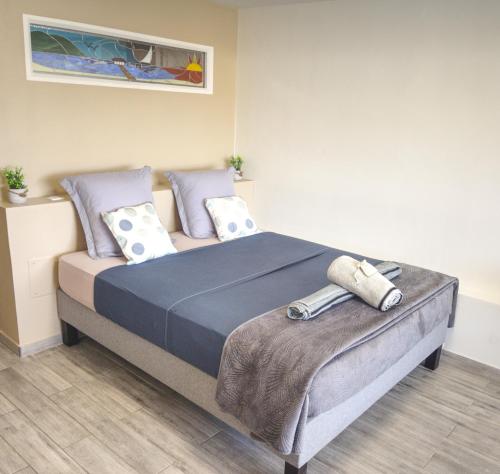 1 dormitorio con 1 cama grande con sábanas y almohadas azules en C l e a n & N e w - cosy flat marina PAP Gosier, en Pointe-à-Pitre