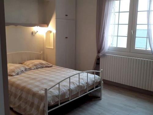 une chambre avec un lit et une grande fenêtre dans l'établissement Belle maison à Saint-Hilaire-de-Riez, 2 chambres, proche plage, sur terrain clos - FR-1-324-505, à Saint-Hilaire-de-Riez