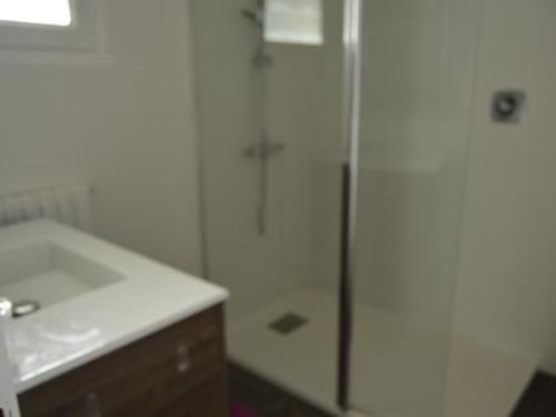 une salle de bain avec douche et lavabo dans l'établissement Belle maison à Saint-Hilaire-de-Riez, 2 chambres, proche plage, sur terrain clos - FR-1-324-505, à Saint-Hilaire-de-Riez