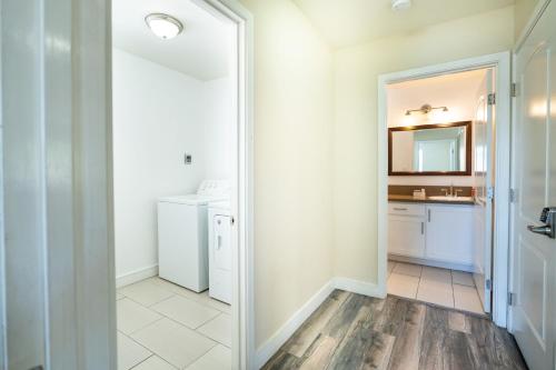 ロサンゼルスにあるModern Spacious 5 Bedrooms 3-Bath near Downtown LA with 2 Parkingの洗面台と鏡のあるバスルーム