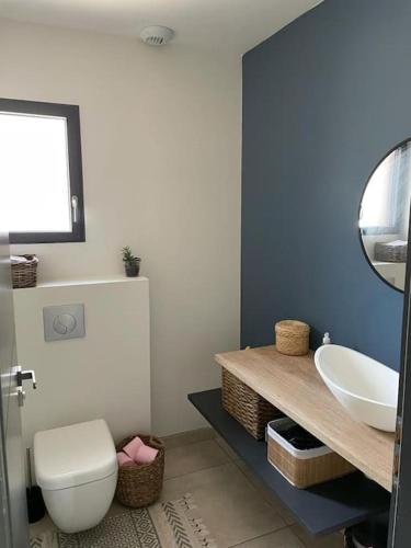 une salle de bain avec des toilettes blanches et un lavabo dans l'établissement belle maison contemporaine, à Deyme