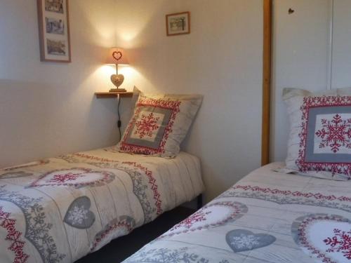 a bedroom with two beds and a lamp at Appartement Crest-Voland, 3 pièces, 4 personnes - FR-1-595-75 in Crest-Voland