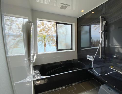 上天草市にあるambit - Vacation STAY 99416vのバスルーム(黒いバスタブ、窓付)