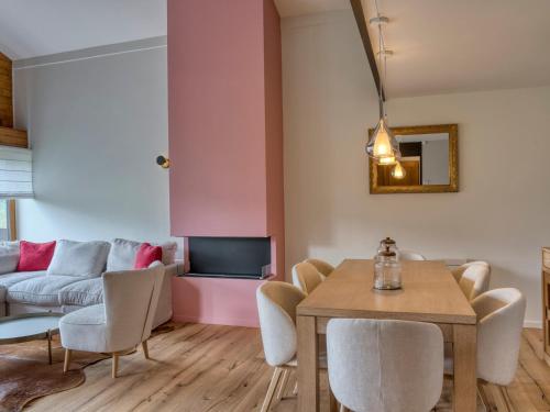 un salon avec une table, des chaises et un canapé dans l'établissement Appartement 4 Chambres à Megève Mont d'Arbois, Proche Pistes et Golf, 120m², Terrasse, Wi-Fi, Parking - FR-1-453-241, à Megève