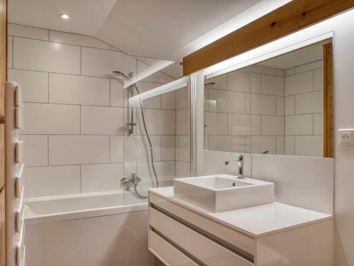 une salle de bain avec un lavabo, une baignoire et un miroir dans l'établissement Appartement 4 Chambres à Megève Mont d'Arbois, Proche Pistes et Golf, 120m², Terrasse, Wi-Fi, Parking - FR-1-453-241, à Megève