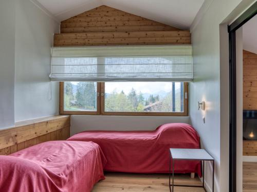 une chambre avec deux lits et une fenêtre dans l'établissement Appartement 4 Chambres à Megève Mont d'Arbois, Proche Pistes et Golf, 120m², Terrasse, Wi-Fi, Parking - FR-1-453-241, à Megève