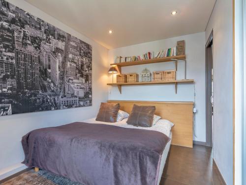 - une chambre dotée d'un lit avec une grande photo sur le mur dans l'établissement Charmant 3 pièces en plein centre de Megève avec terrasse, 2 chambres et toutes commodités - FR-1-453-268, à Megève