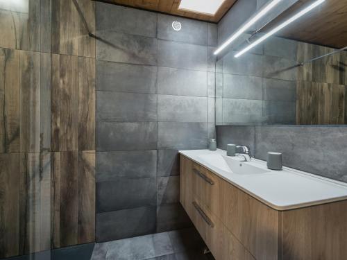 une salle de bain avec un lavabo et un miroir dans l'établissement Duplex cosy 4 chambres à Rochebrune, proche centre avec balcon, parking et Wi-Fi - FR-1-453-245, à Megève