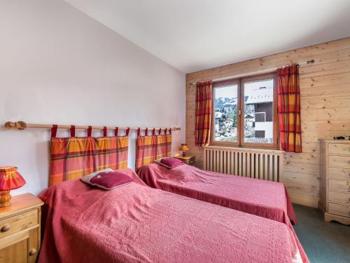 een slaapkamer met 2 bedden en een raam bij Appartement Megève, 3 pièces, 4 personnes - FR-1-453-253 in Megève
