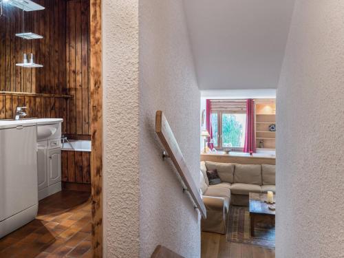 een keuken en een woonkamer met een bank bij Studio Megève, 1 pièce, 2 personnes - FR-1-453-269 in Megève