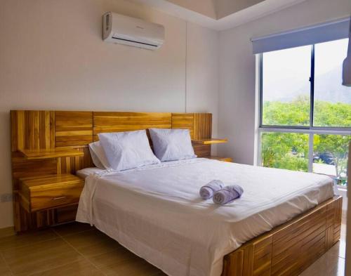 - une chambre avec un grand lit et 2 serviettes dans l'établissement El Paraiso Del Oasis, à Medellín