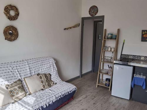 - un salon avec un canapé et une étagère dans l'établissement Maison en RDC avec Terrasse Sud - 5 Pers., Animaux Admis, Parking - FR-1-326-713, à Marseillan