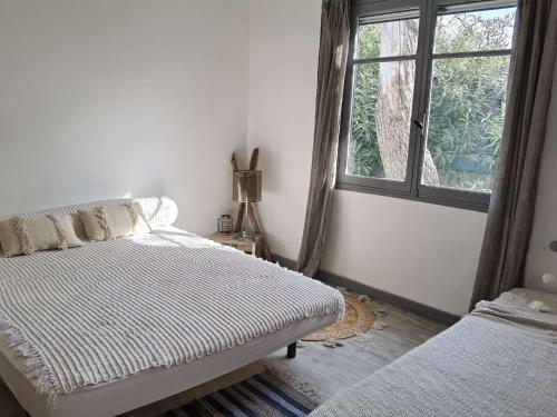 une chambre avec un lit et une fenêtre dans l'établissement Maison en RDC avec Terrasse Sud - 5 Pers., Animaux Admis, Parking - FR-1-326-713, à Marseillan