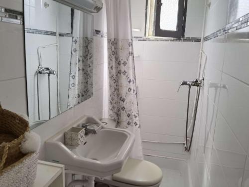 une salle de bain blanche avec un lavabo et une douche dans l'établissement Maison en RDC avec Terrasse Sud - 5 Pers., Animaux Admis, Parking - FR-1-326-713, à Marseillan
