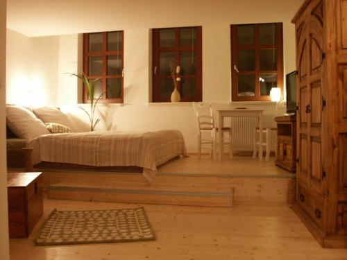 Sala de estar con cama y mesa en Apartment Wittenberg, en Lutherstadt Wittenberg