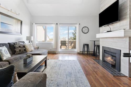 a living room with a couch and a fireplace at Mountain View Wintergreen Home 84140 in Blue Mountains