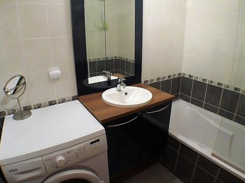 bagno con lavandino e lavatrice di Appartement Samoëns, 3 pièces, 4 personnes - FR-1-629-48 a Samoëns