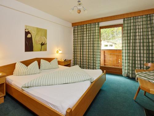 a hotel room with a bed and a window at Haus Anton Sölden - Apartments & Zimmer in Sölden