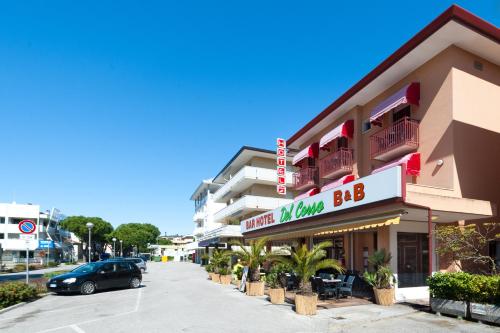 een gebouw met een bord dat hotelmerg bc leest bij Hotel Del Corso in Bibione