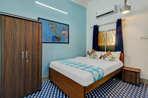 Llit o llits en una habitació de OYO Nilay Guest House