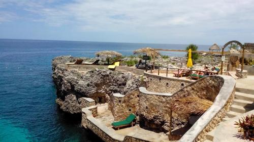 a resort on a cliff with the ocean in the background at Catcha Falling Star in Negril
