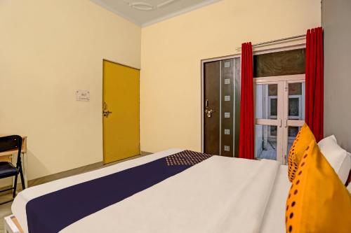 מיטה או מיטות בחדר ב-SPOT ON Hotel Grand Blue