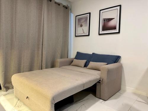 a bed sitting in a corner of a room at 2 Dormitorios Edificio Zetta Village Airport in Colonia Mariano Roque Alonso