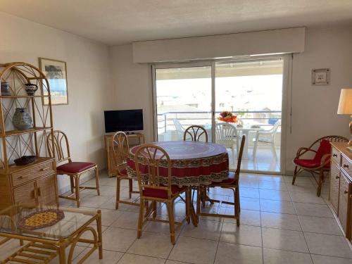 une salle à manger avec une table et des chaises et un balcon dans l'établissement Appartement 2 pièces à Fréjus, proche commerces, thalasso, animaux admis - FR-1-226A-120, à Fréjus