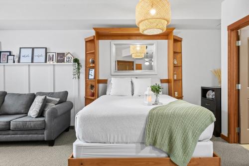 1 dormitorio con 1 cama y 1 sofá en ⭐️ Luxury Mountain View Studio in Canmore ⭐️ en Canmore