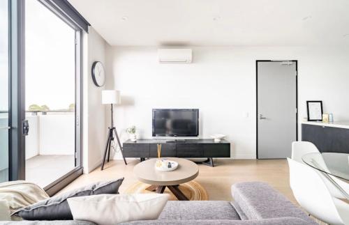Televisyen dan/atau pusat hiburan di Modern Clayton apartment close to uni and hospital