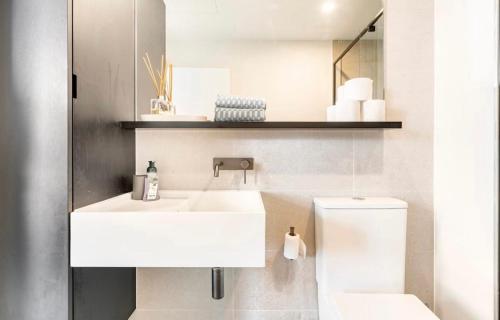 Bilik mandi di Modern Clayton apartment close to uni and hospital