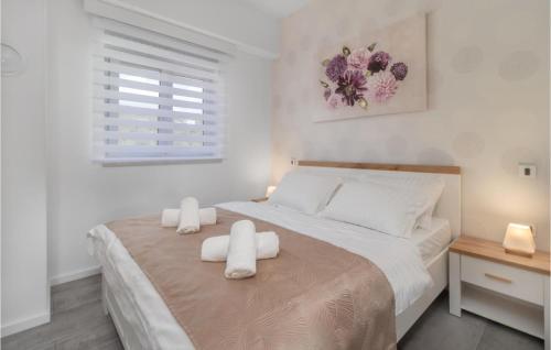 1 dormitorio blanco con 1 cama grande y 2 toallas blancas en 2 Bedroom Stunning Apartment In Jadranovo en Jadranovo