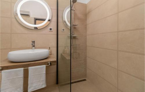 y baño con lavabo y espejo. en 2 Bedroom Stunning Apartment In Jadranovo en Jadranovo