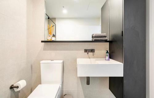 Bilik mandi di Modern Clayton apartment close to uni and hospital