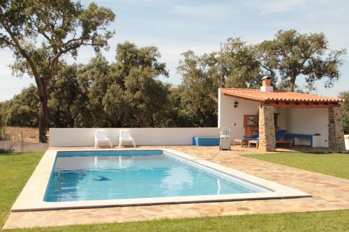 Bicos的住宿－阿祖爾山德坎普多尊奇林霍別墅，别墅后院的游泳池
