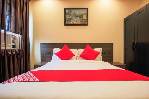 Llit o llits en una habitació de Flagship Near Redikuppam Main Road Near Juhu Beach