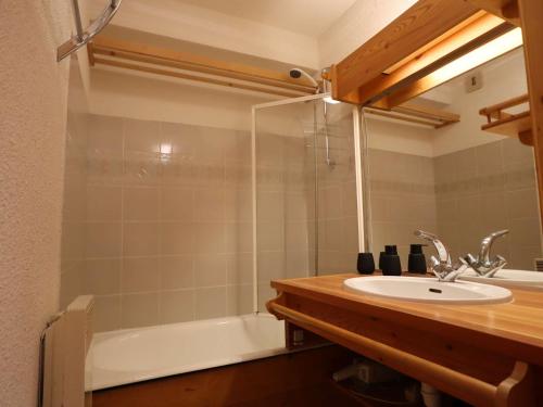 une salle de bain avec un lavabo et une baignoire dans l'établissement Appartement lumineux 2* 33m² avec balcon, pour 6 personnes à Arêches-Beaufort - FR-1-342-235, à Beaufort